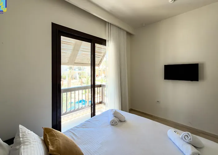 The 2bdr Sunlit Poolview Ancient Sands